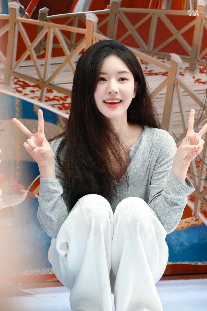 赵露思打卡杀青应援花墙,比心比耶笑得好甜呀!