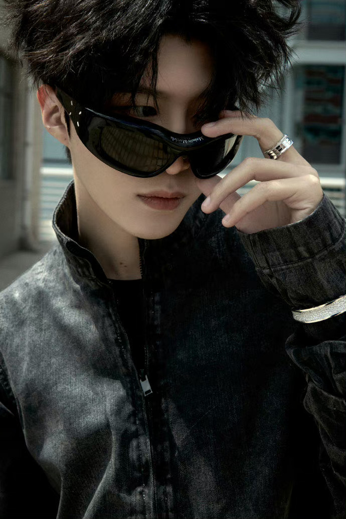 范丞丞天台墨镜大片 黑色牛仔衣酷帅有型