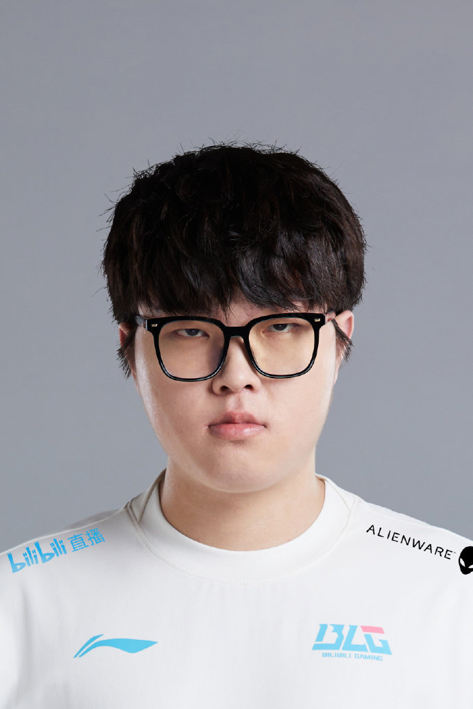 信念不改再干杯 @blg电子竞技俱乐部 bin哥这眼神 膏膏的微笑