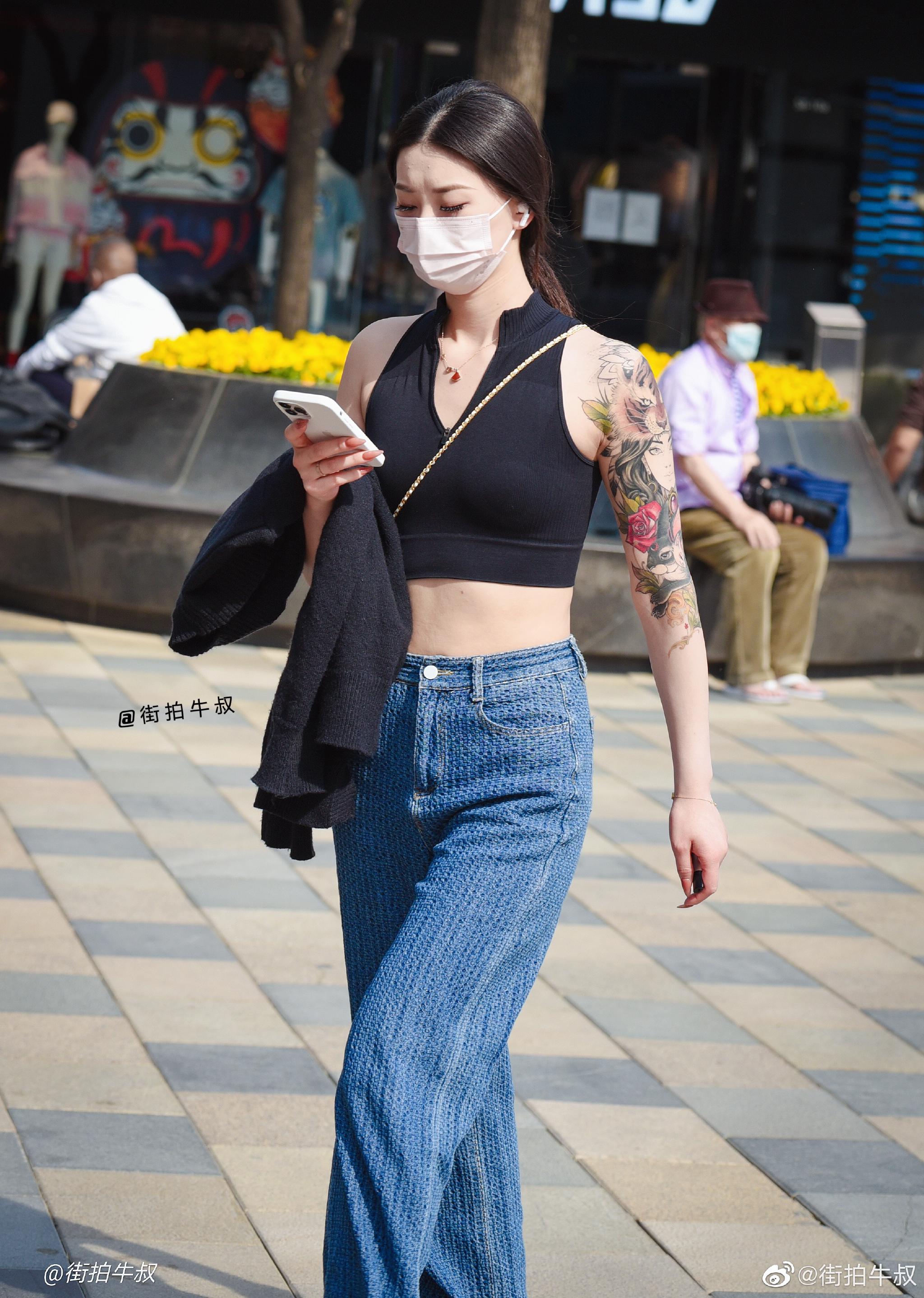 漂亮的纹身美女与野兽