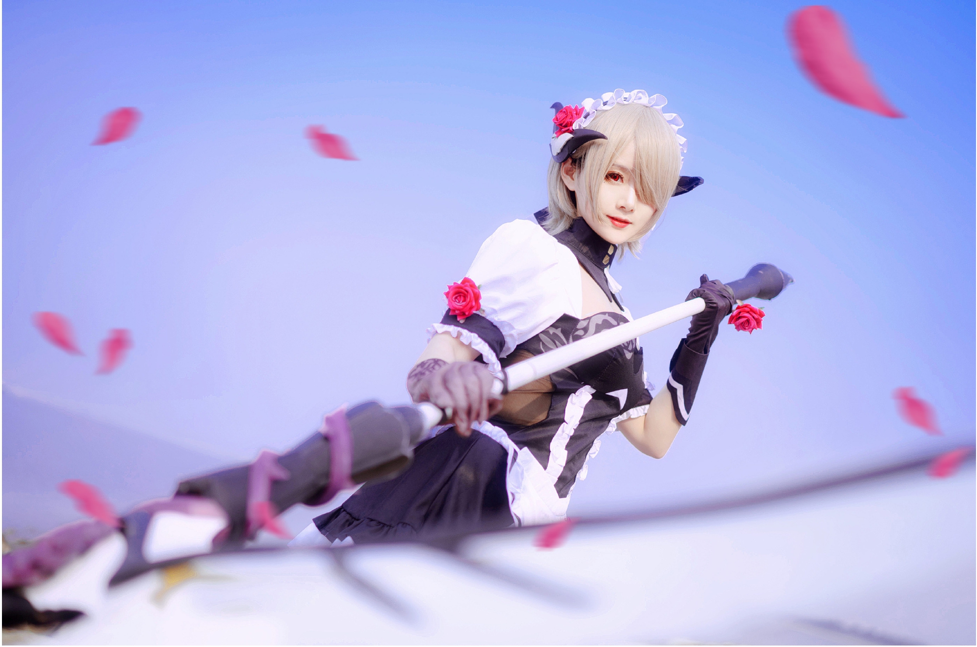 崩坏3女仆丽塔战斗形态cos,小姐姐实力演绎镰刀比人高