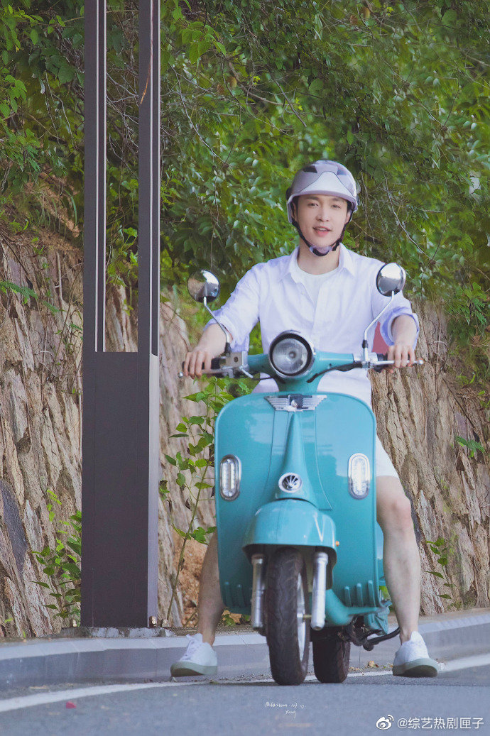 偶像剧既视感,谁不想拥有这样的夏日男友,白衬衫大帅哥,这电瓶车也太