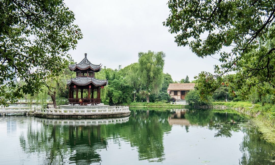 南昌老牌相亲公园百花洲简历很详细现场老年人比年轻人多