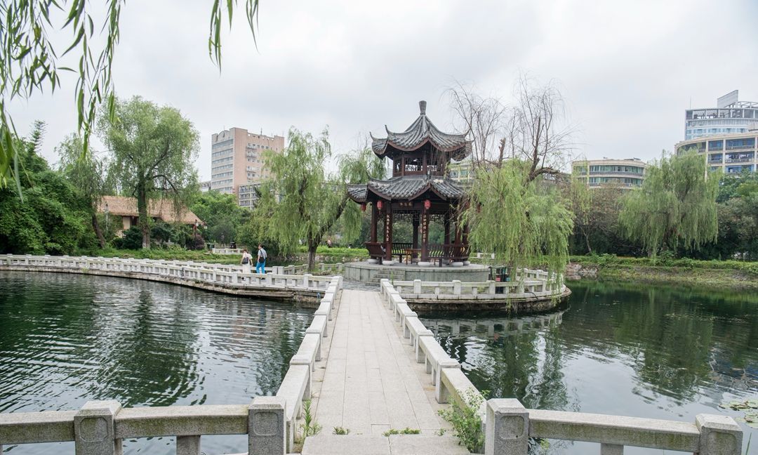 南昌老牌相亲公园百花洲简历很详细现场老年人比年轻人多