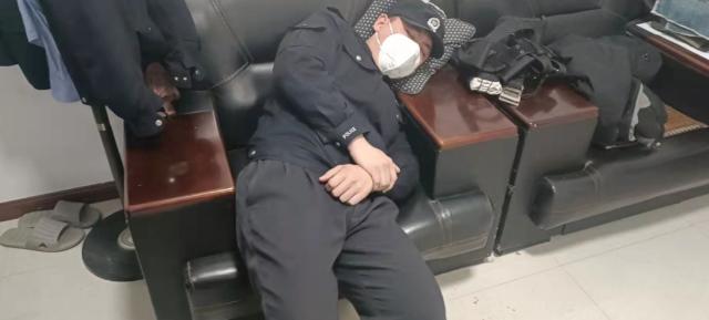 他们又一次挑战生理极限,这样的睡姿让人心疼休闲区蓝鸢梦想 - Www.slyday.coM 他们又一次挑战生理极限,这样的睡姿让人心疼休闲区蓝鸢梦想 - Www.slyday.coM