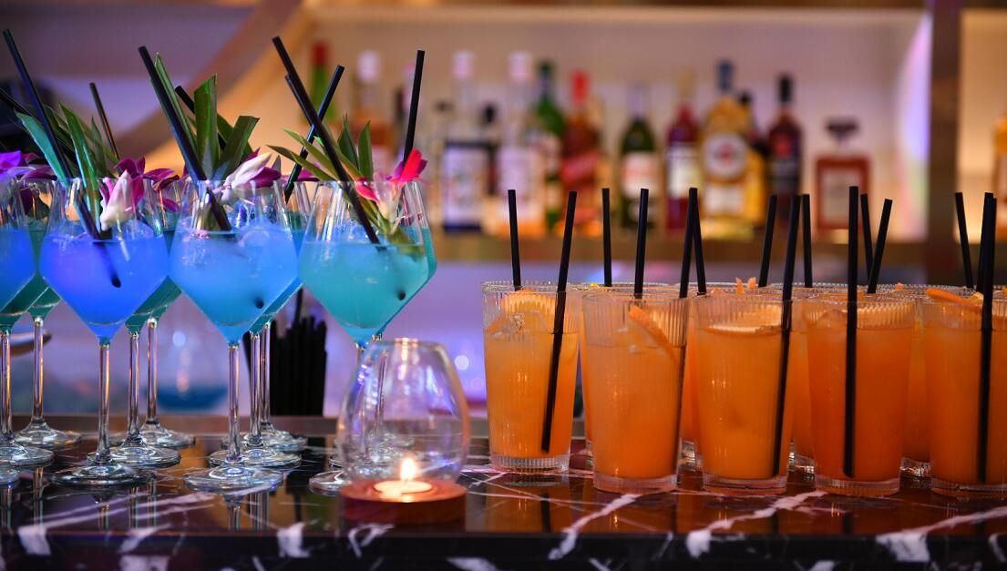 听着清漫的歌在瑶长府哈雷吧里喝起派对的酒