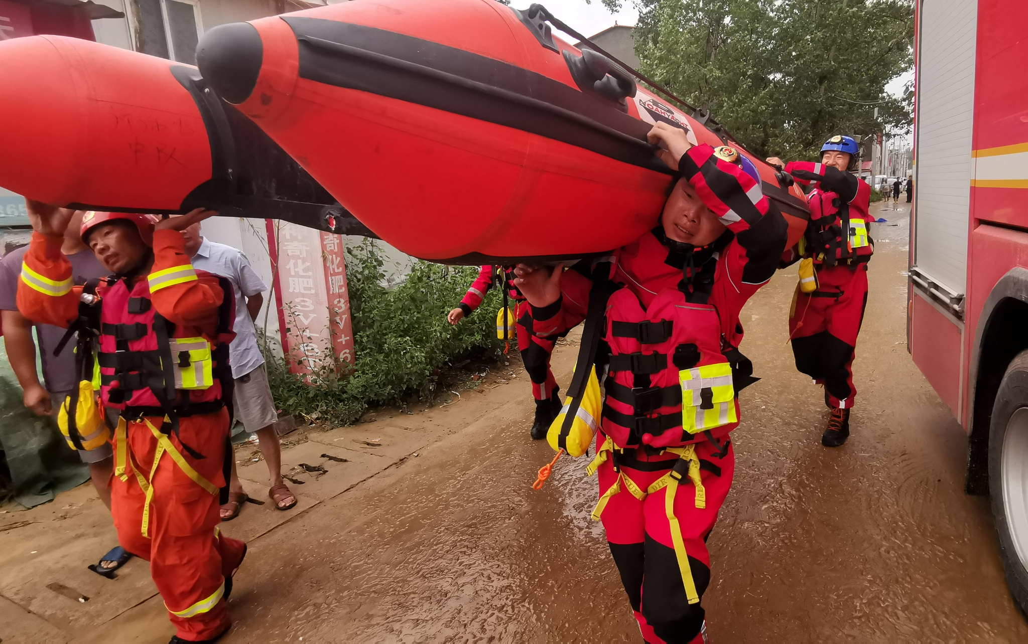 山东消防跨区域增援河南灾区