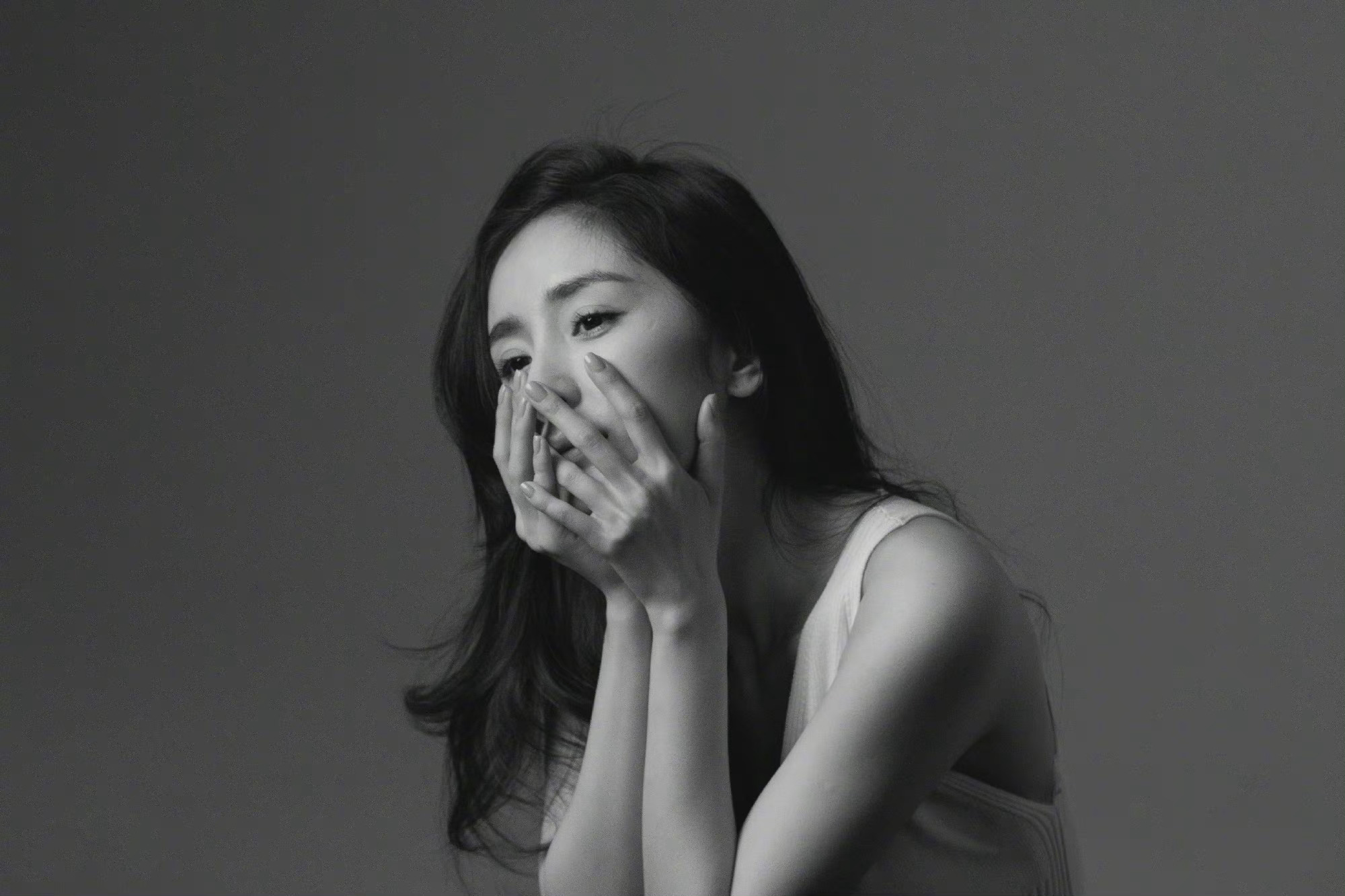 杨幂最新大片,黑白氛围感十足,满满的故事感