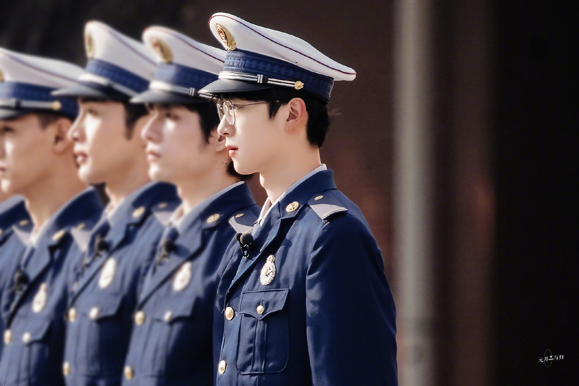 张嘉元一往无前的蓝今日份路透 一身深蓝色消防员制服……_高清图集