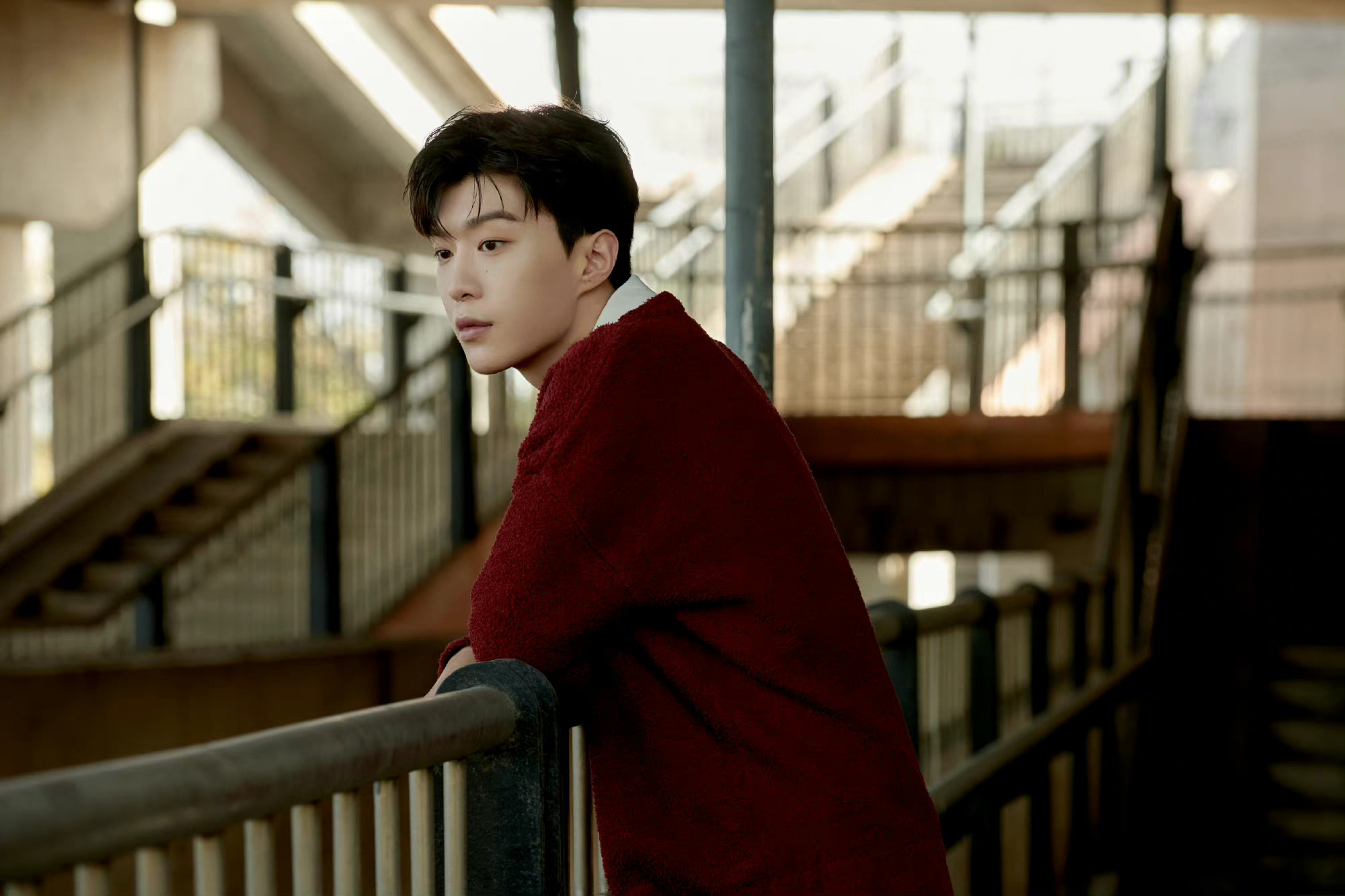 范丞丞红毛衣造型大片 帅气温柔 红红火火的福西西