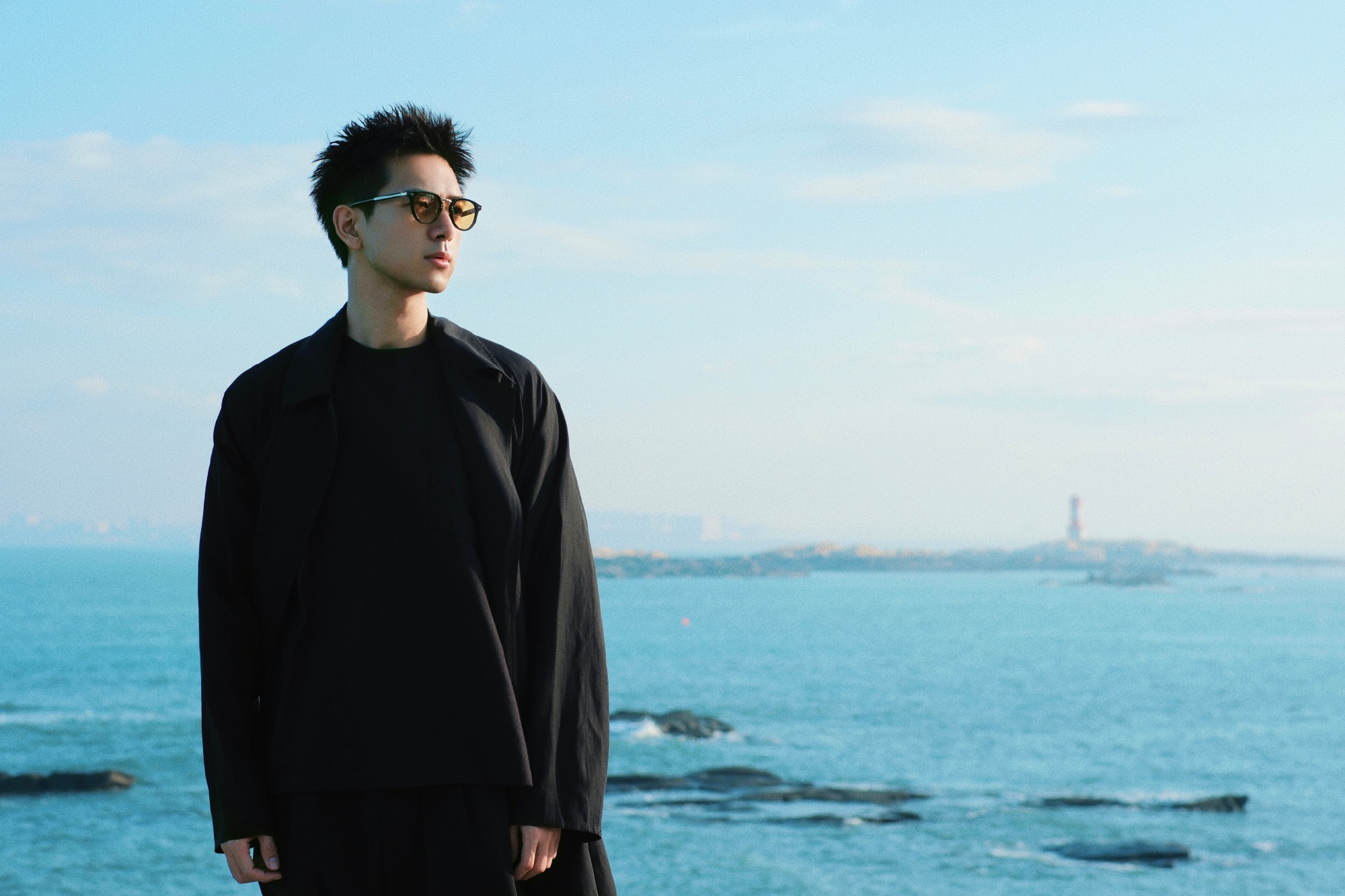 李现海边碎片plog 全黑造型,蓝天 白云 大海和少年,好帅!