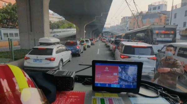 真帅！消防车出警遇堵，这位军队文职人员挺身而出！休闲区蓝鸢梦想 - Www.slyday.coM