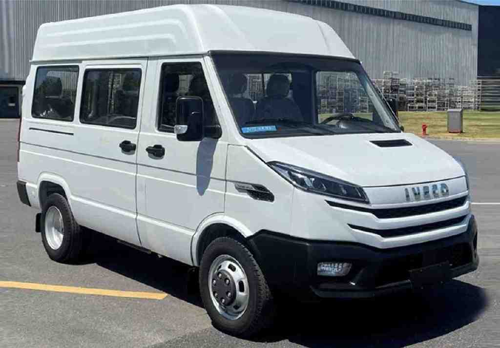 新款依维柯双排版实车曝光换新前脸3门6座搭载25t柴油动力