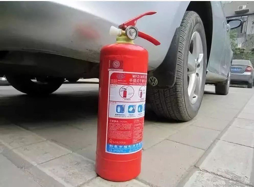 夏季车载灭火器不要乱放,放错了地方后悔莫及-新浪汽车