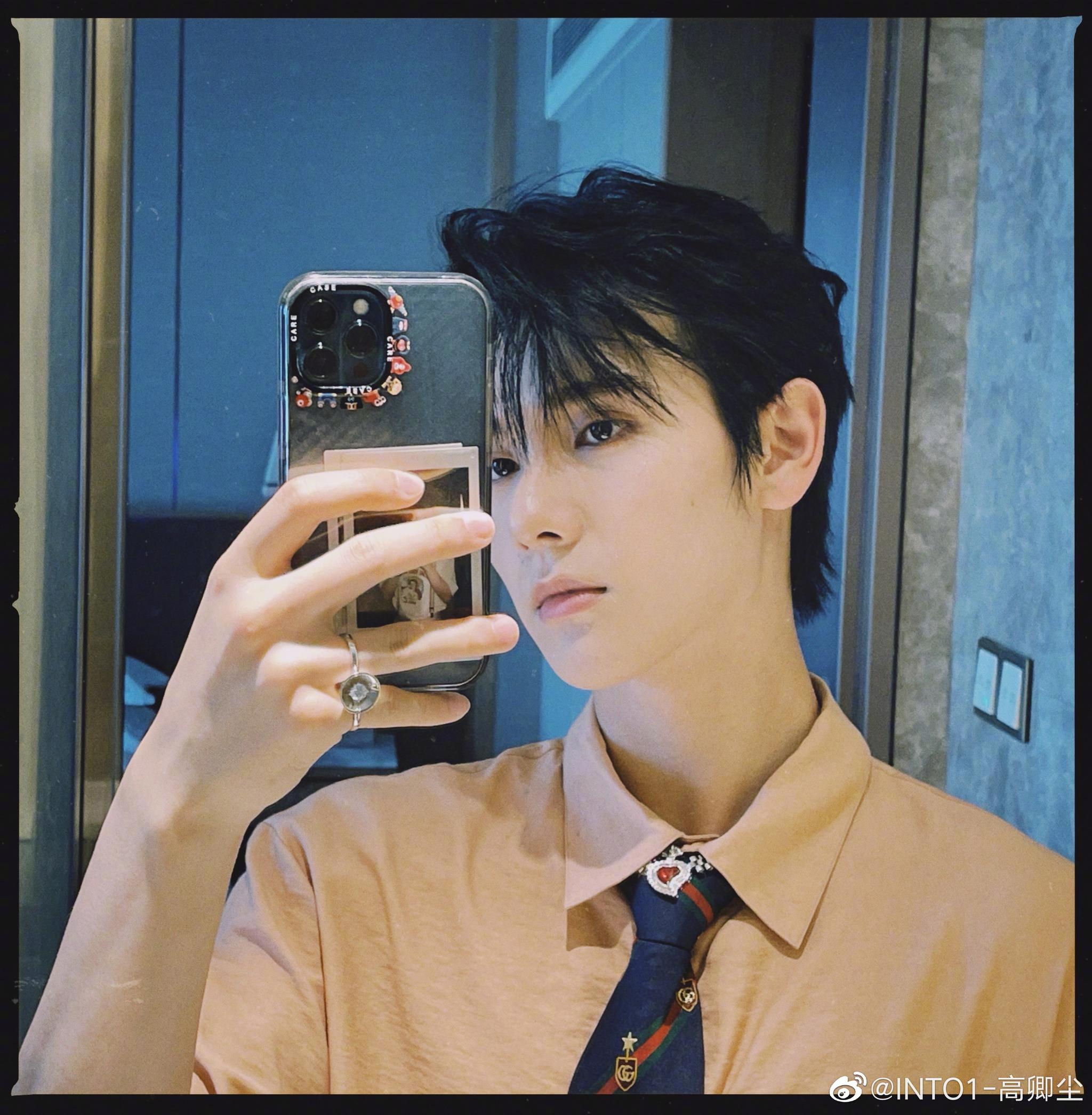 高卿尘拉着刘宇对镜自拍帅哥站一起好养眼