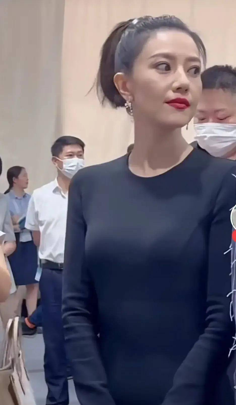 路人拍的高圆圆幕后照!穿紧身裙腹部又宽又圆显好胖,仍自信挺背