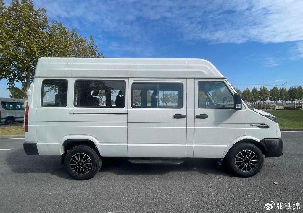 依维柯得意新车型申报,侧滑门,车长5480mm,9座,2.5t柴油动力