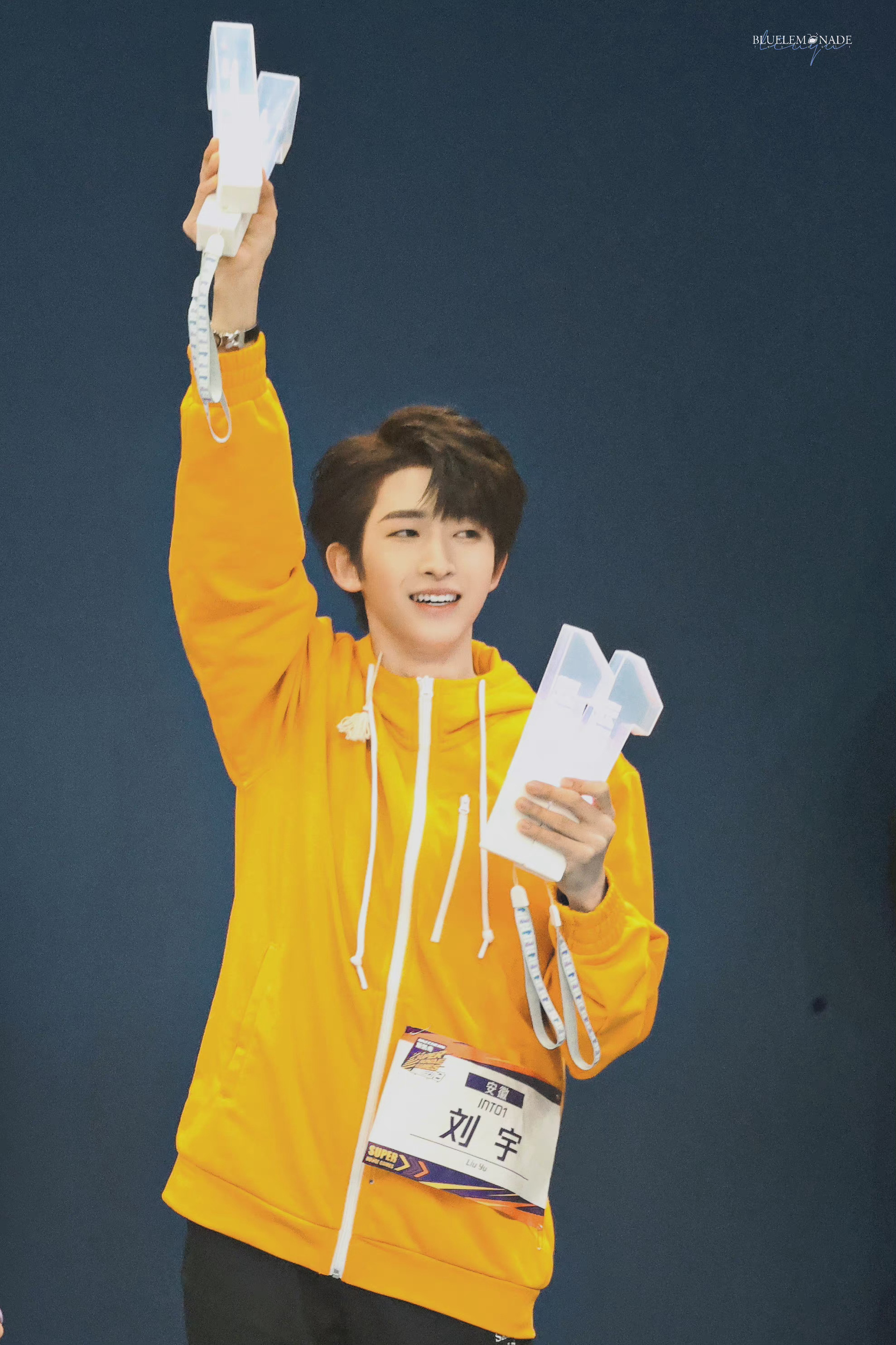 手拿应援灯为队友加油好可爱@into1-刘宇 676767