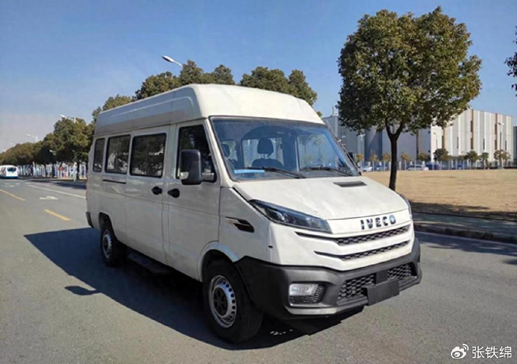 依维柯得意新车型申报侧滑门车长5480mm9座25t柴油动力