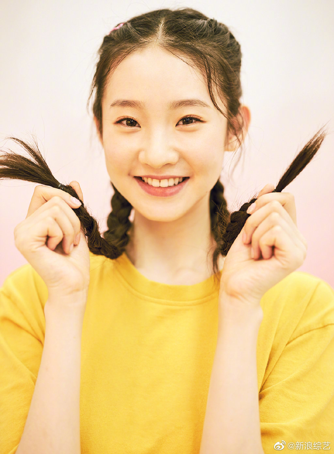 是用双脚反着地的高难度动作挑战舞台的"怪女孩"