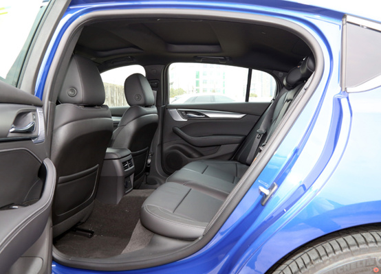 美系豪华轿车的对决，究竟谁更值得入手