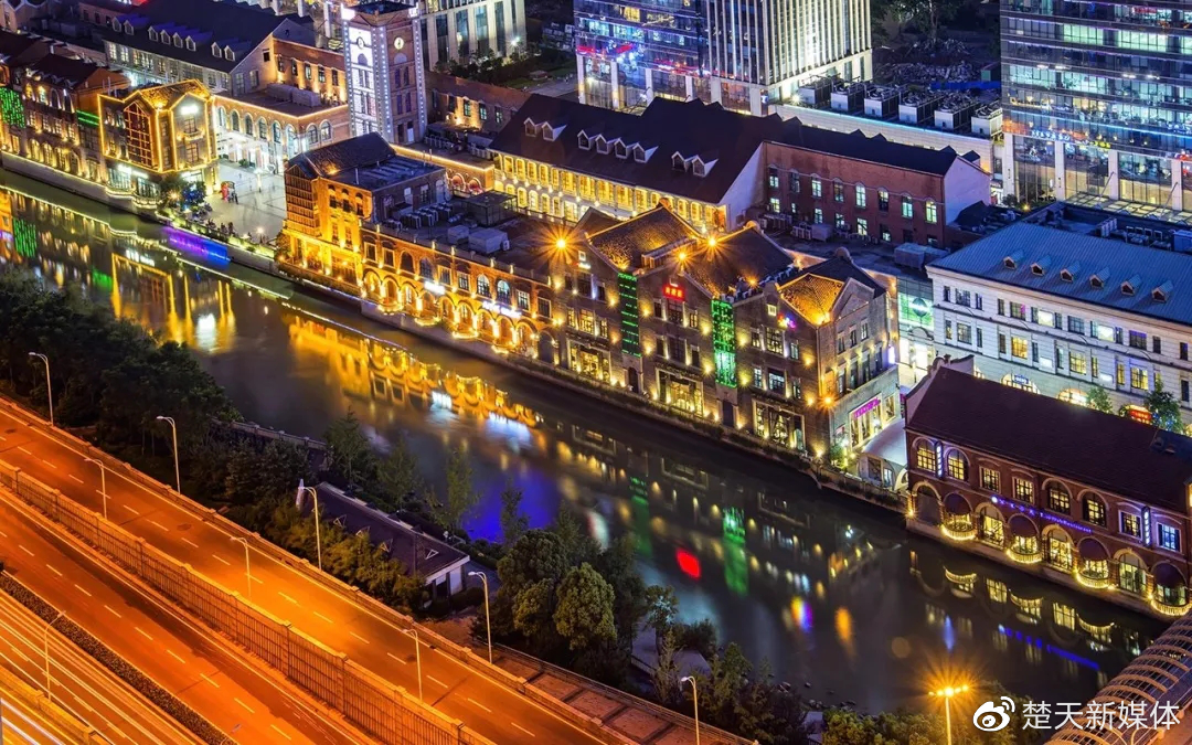 微风从楚河上吹来,这座灯火通明的步行街,早已是武汉人生活的一部分