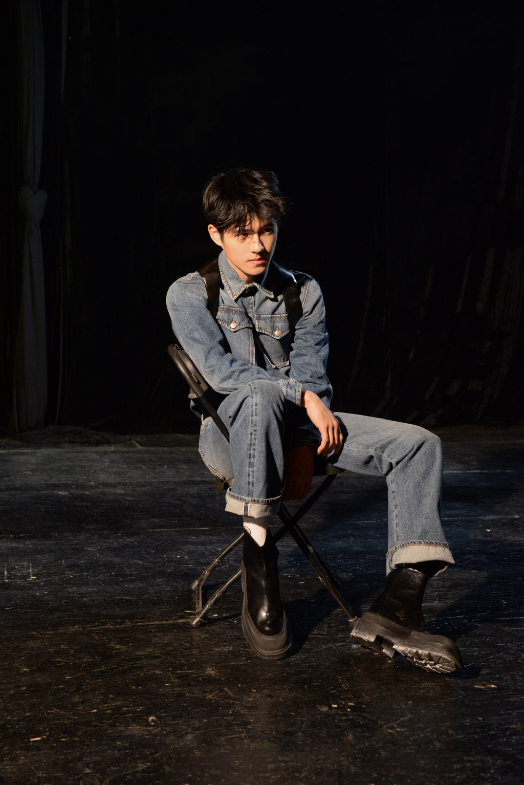 刘昊然最新杂志大片释出,遮目沉思,光影中拥抱真实自我