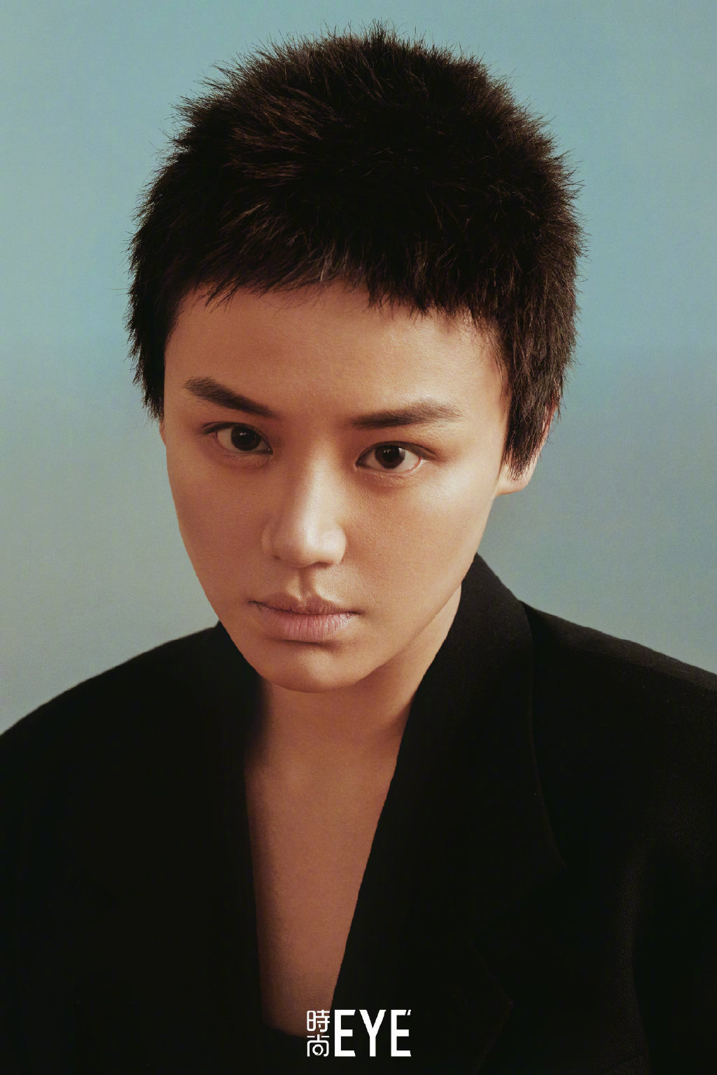 马思纯的最新大片挑战寸头造型,大家觉得可吗?此前