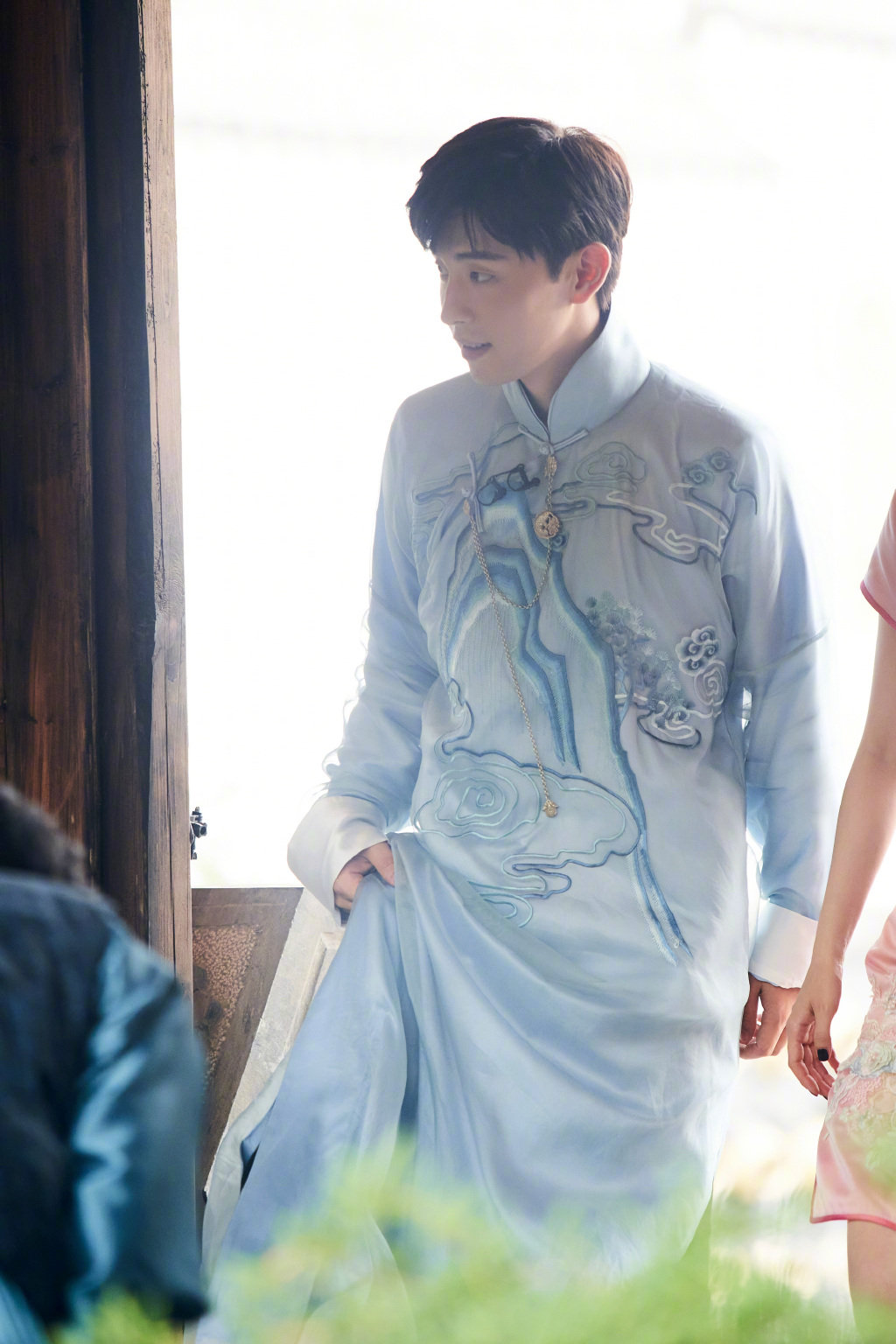 邓伦唐装造型,翩翩君子迎风而来,举手投足尽显儒雅气息
