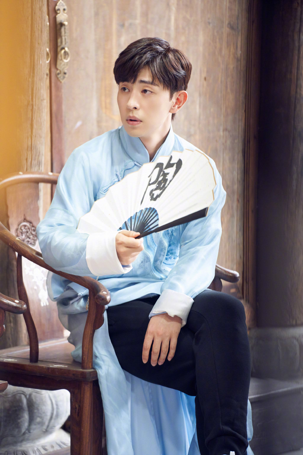 邓伦唐装造型,翩翩君子迎风而来,举手投足尽显儒雅气息