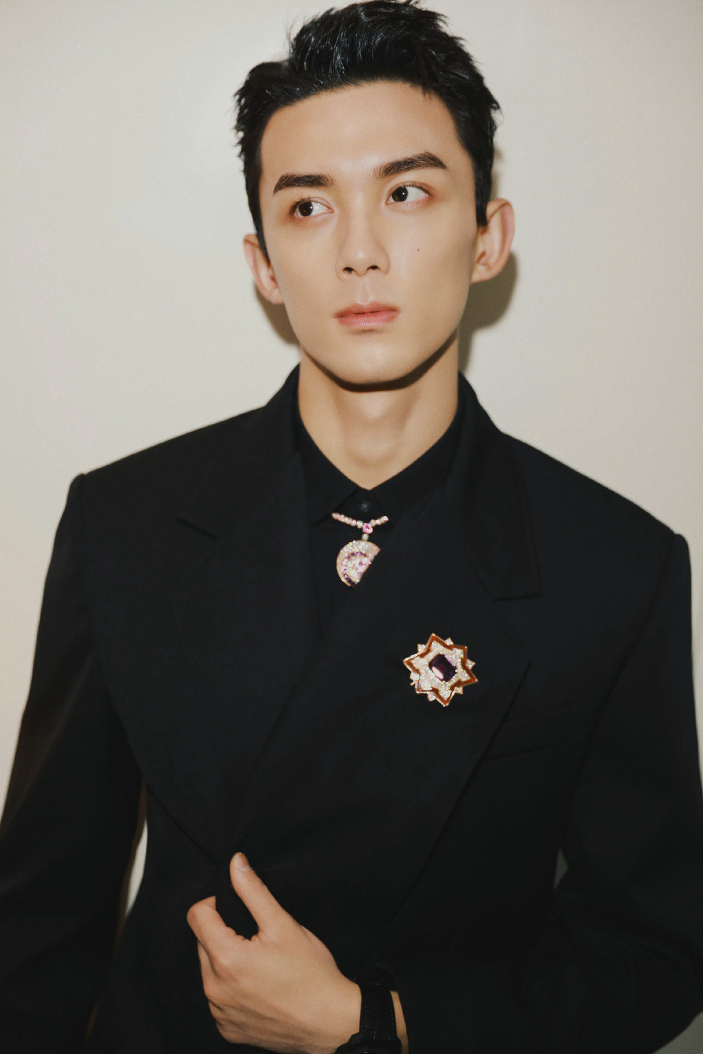 吴磊梳起湿发背头,黑色西服   钻石珠宝……_高清图集_新浪网