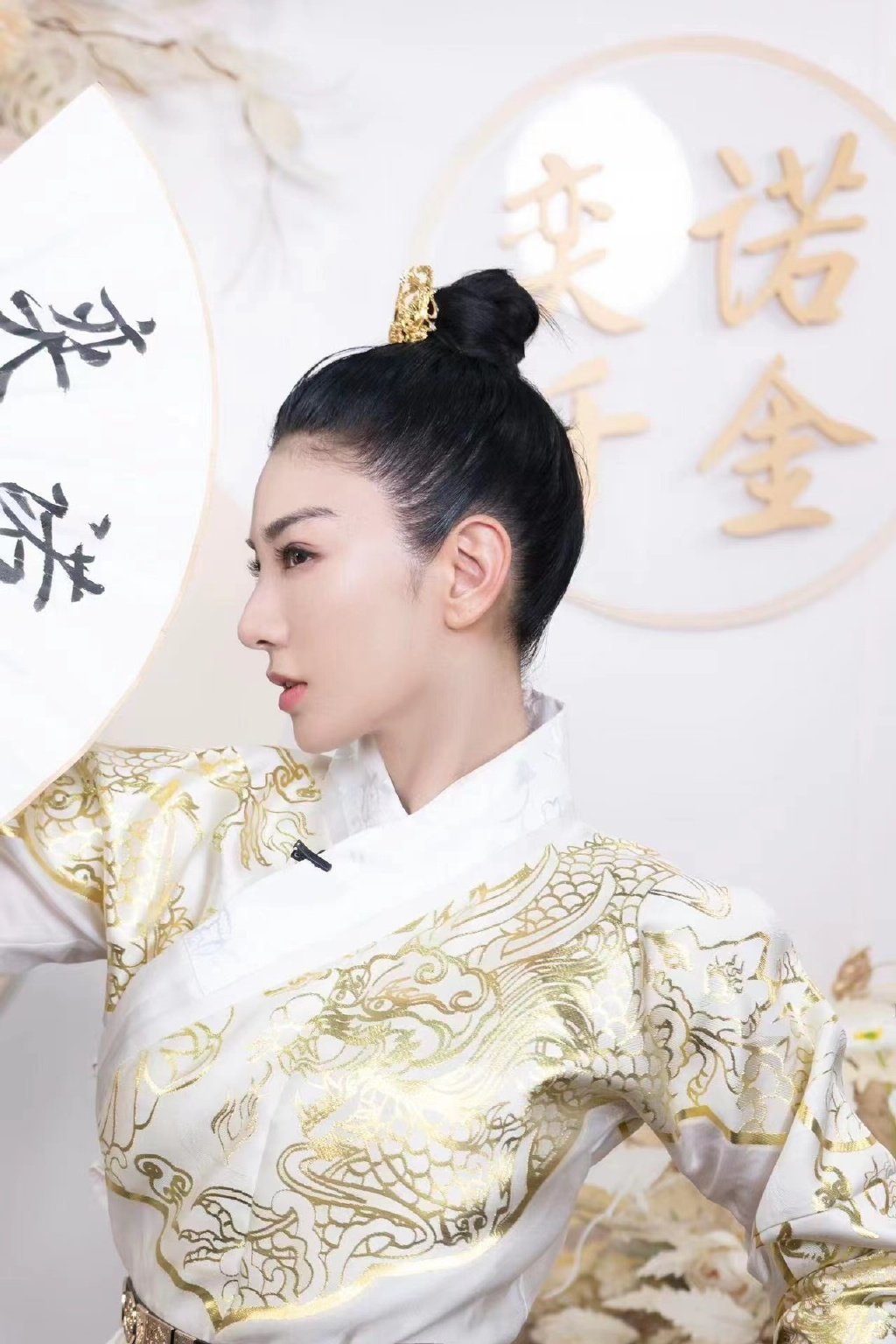 黄奕乘风破浪大片侧颜无敌剑眉星目眉眼如画英气十足