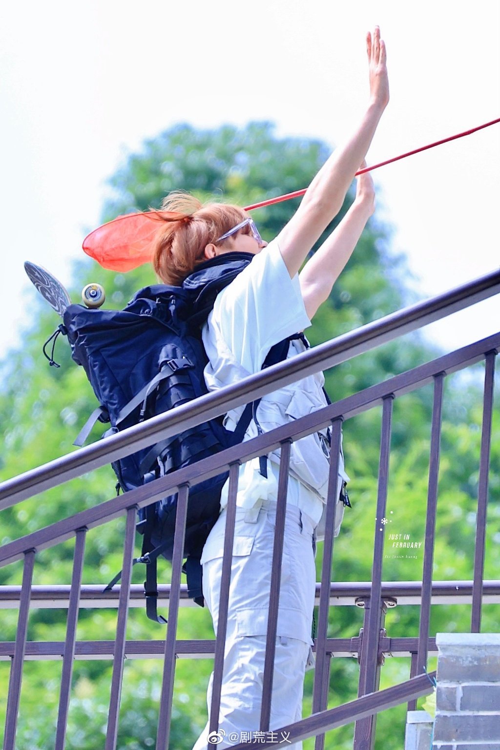 黄明昊极限挑战背滑板好可爱呀~橘色的瓜皮头__财经头条