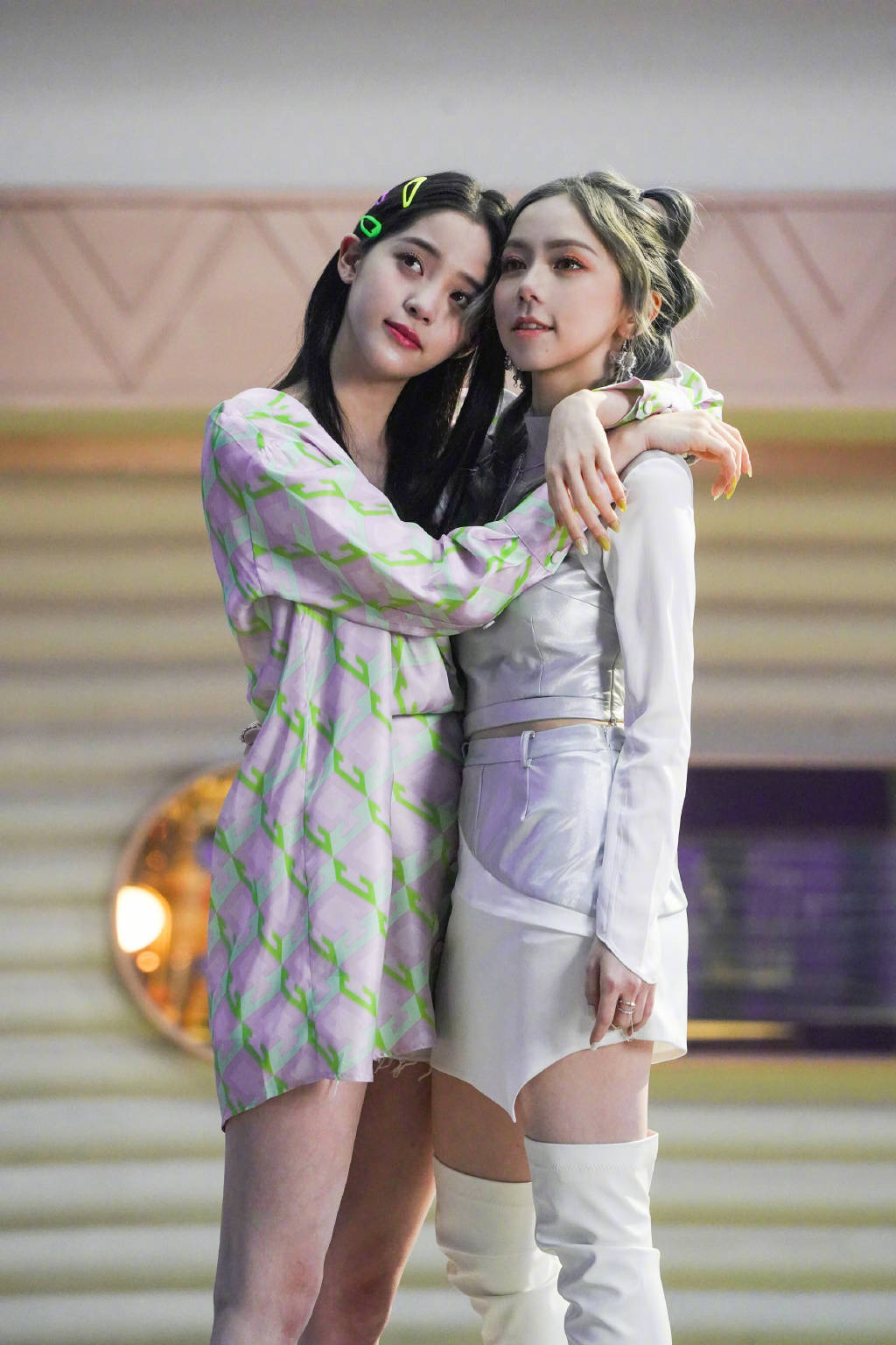 欧阳娜娜与邓紫棋同框合影,俩人亲密拥抱,姐妹情深!_高清图集_新浪网