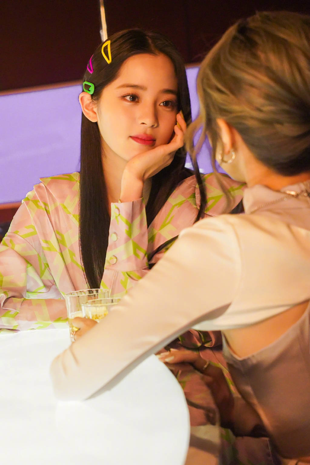 欧阳娜娜与邓紫棋同框合影,俩人亲密拥抱,姐妹情深!