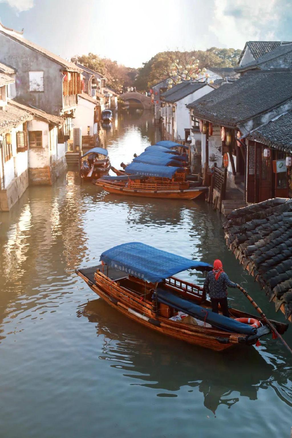 白天诗意，夜晚梦幻，想了100次的周庄古镇，终于又热闹起来