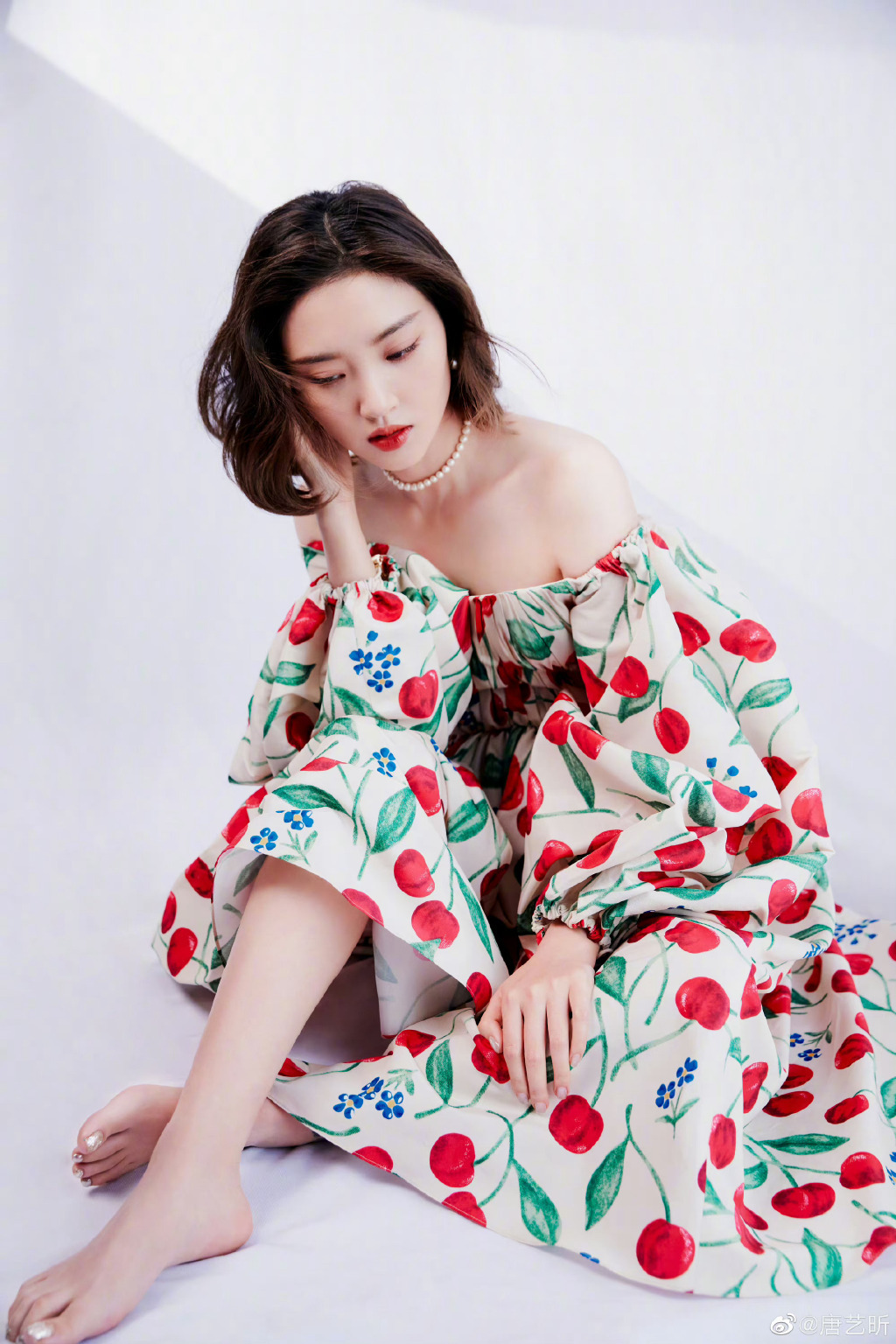 唐艺昕身穿一字肩花朵裙甜蜜蜜满满都是春天的气息