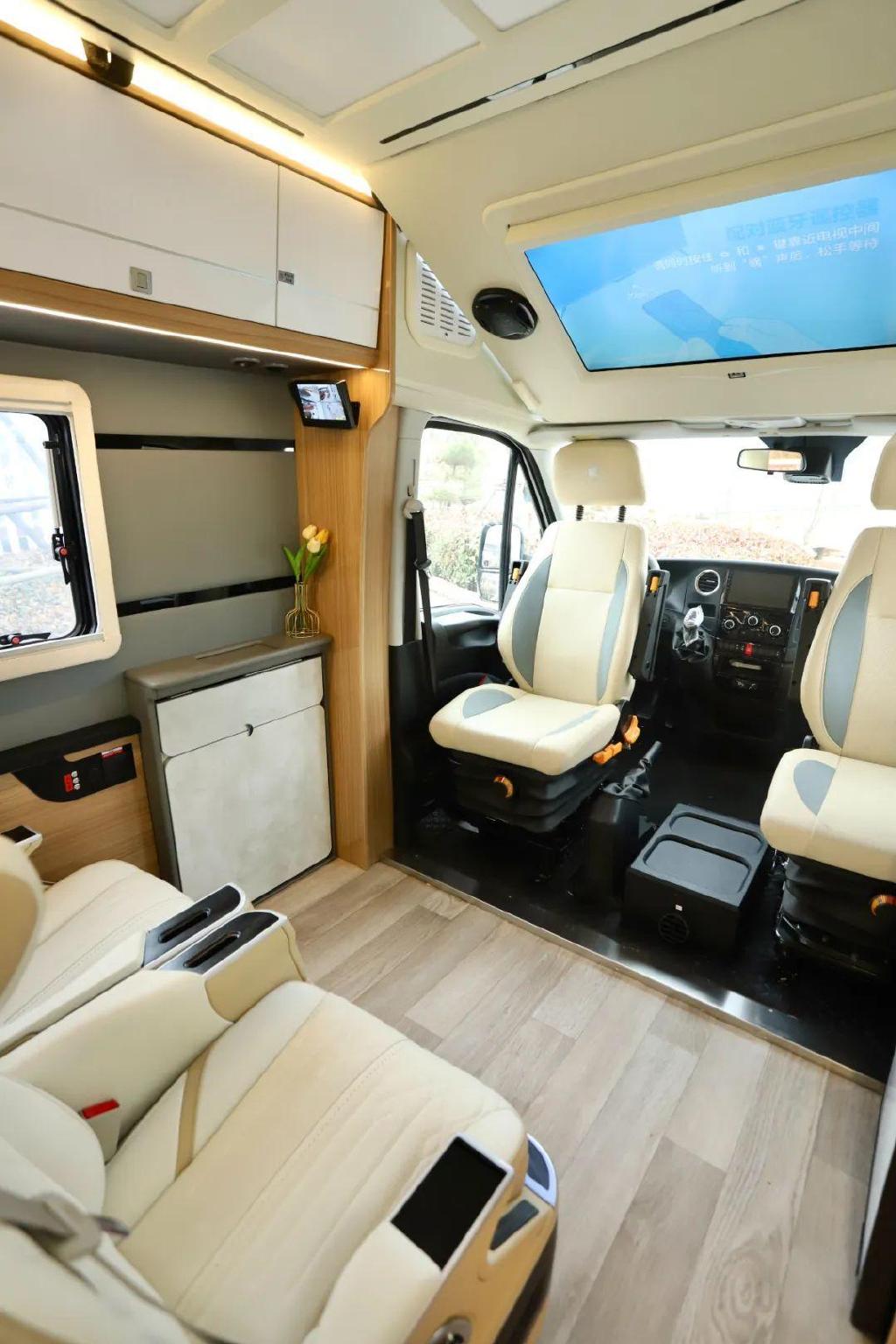 飞翔房车依维柯畅享t型 双航空座椅 纵床布局 温馨雅致旅居空间