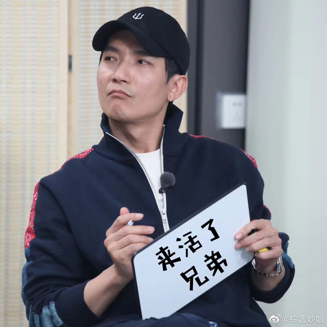 哈哈哈哈不懂就问，整活大师也需要坐班吗？__财经头条