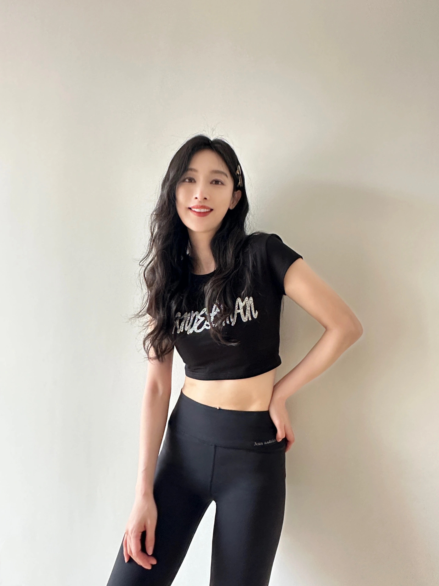 张俪 两套紧身裤太显身材了__财经头条