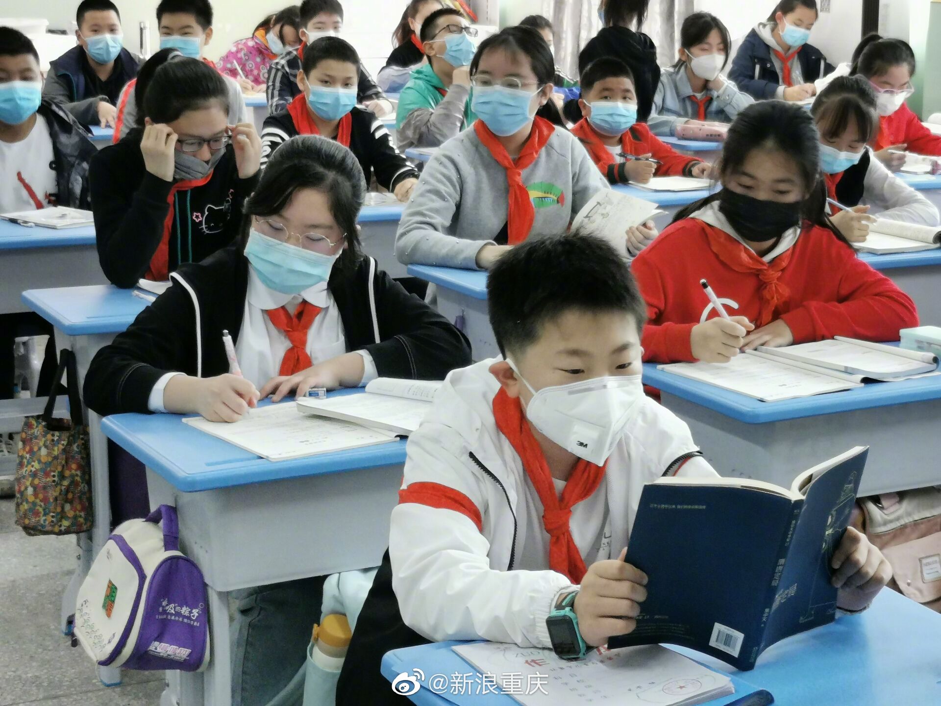 中小学全面开学复课首日:体温检测 小班教学 全程戴口罩