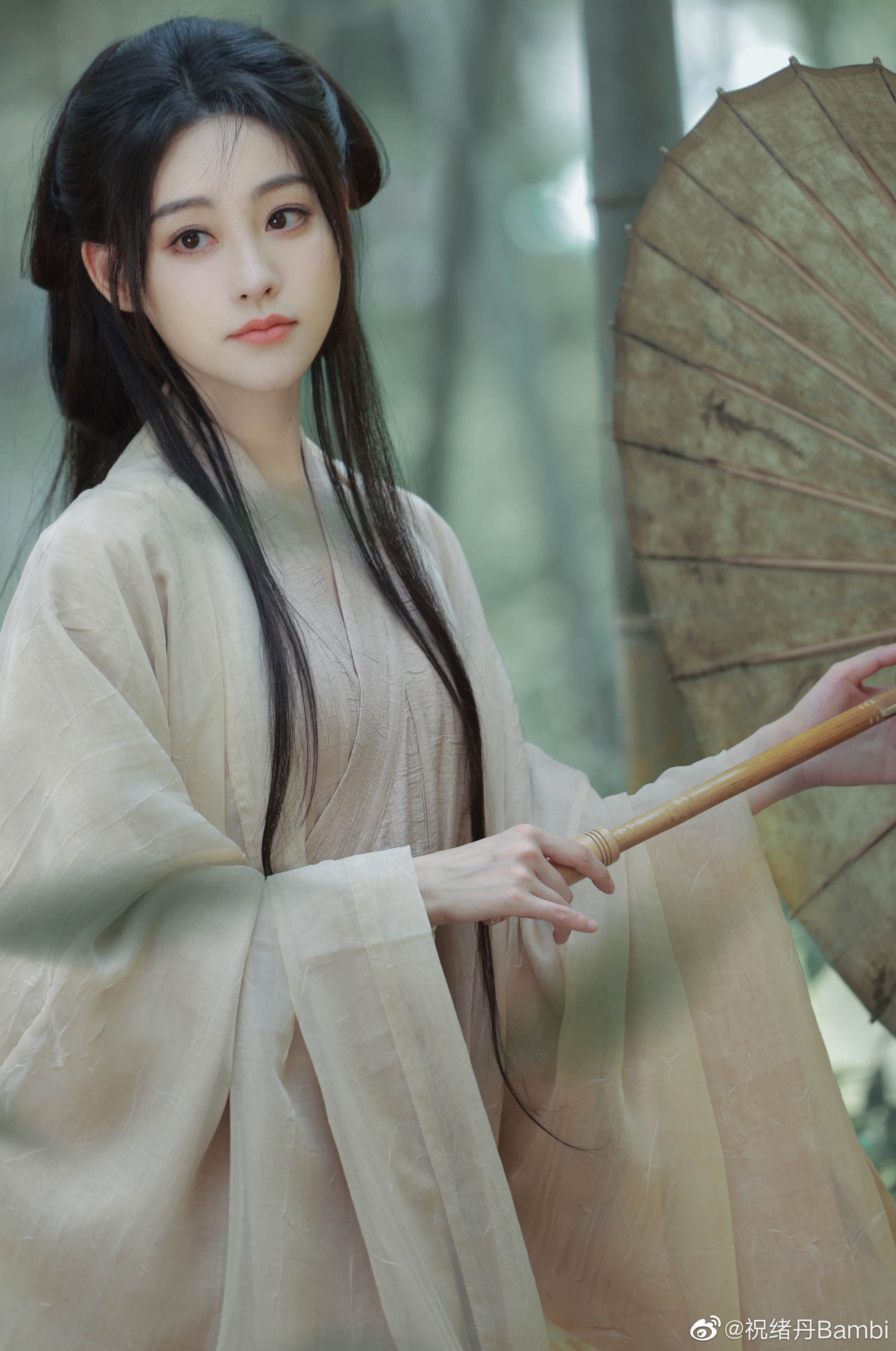 祝绪丹竹林撑伞写真素衣撑伞的古风美人