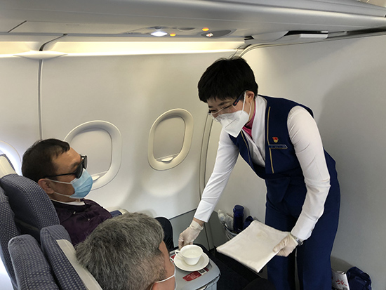 南航乘务长彭展温柔力量让带娃宝妈温暖出行