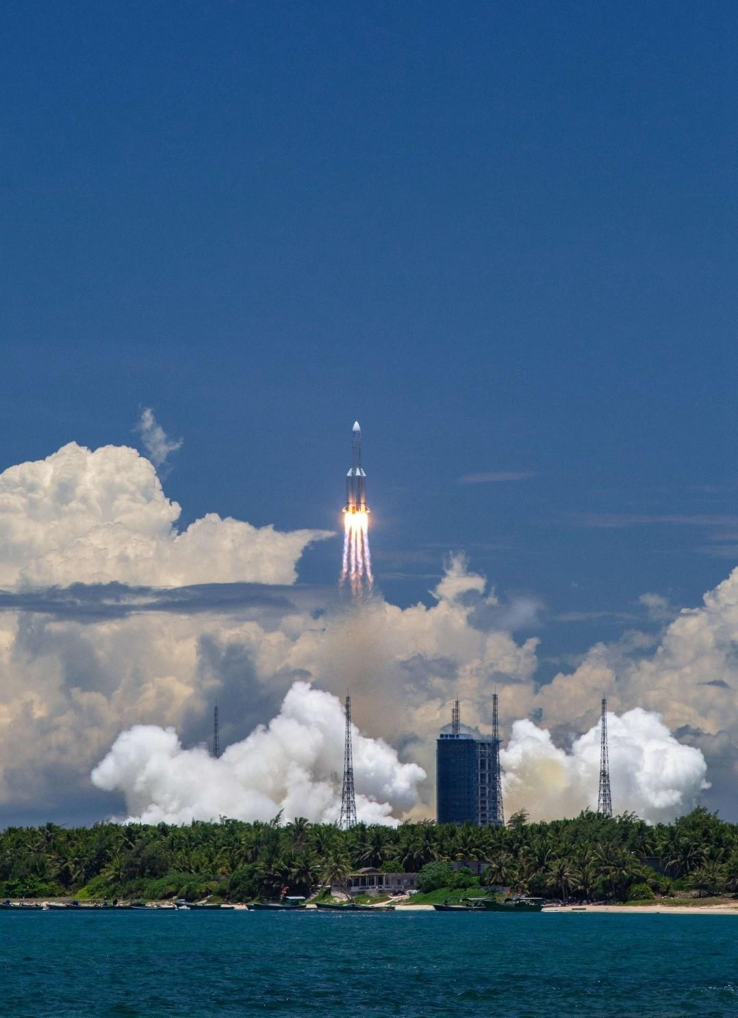 长江网绿镜头·摄影队队员在火箭发射现场曾拍下天问一号窜天一幕