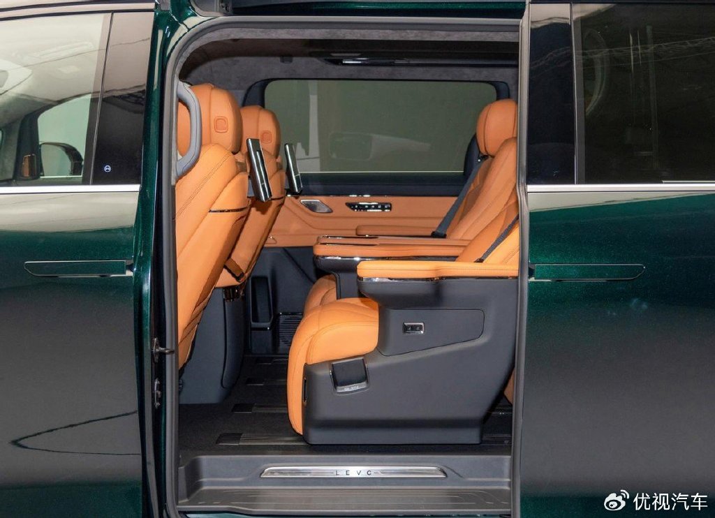 车尾部分看上去给人感觉较为方正,贯穿式尾灯组设计,点亮之后呈现扇形