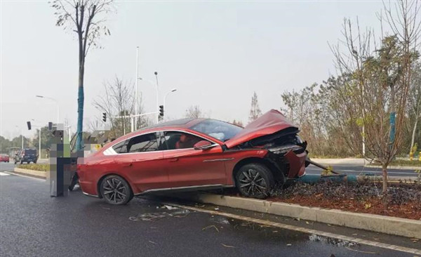 汉EV的正面碰撞实战，你会给几分？-新浪汽车