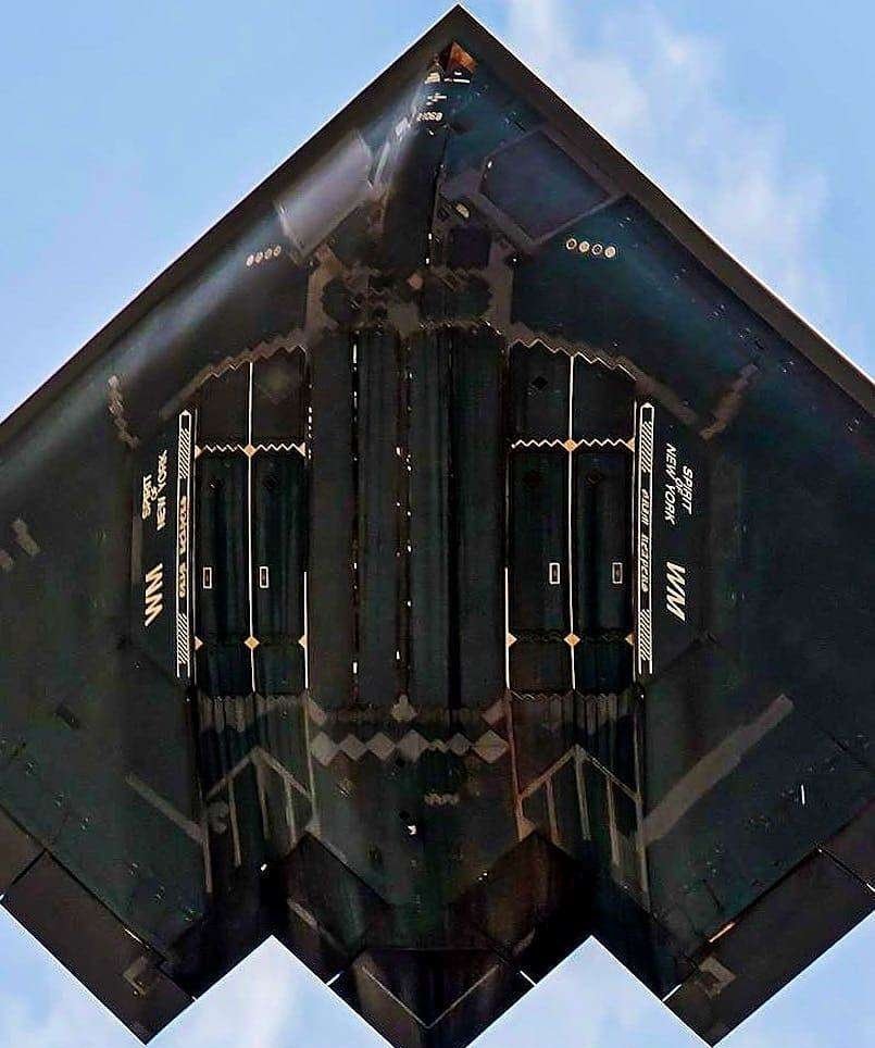 b-2隐身战略轰炸机的飞行速度,作战半径和载弹量在全球现役轰炸机中