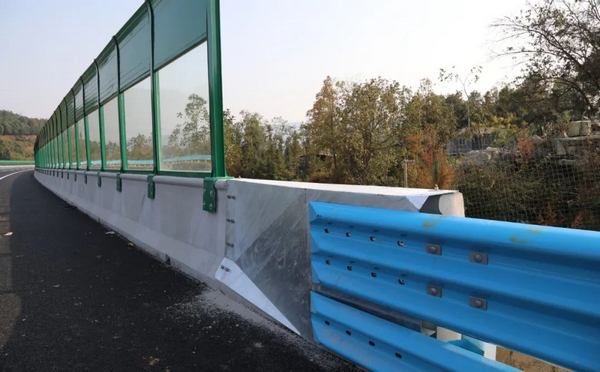 为解决传统施工的繁琐工艺,泓阳公司研发小组针对砼护栏翼墙进行了