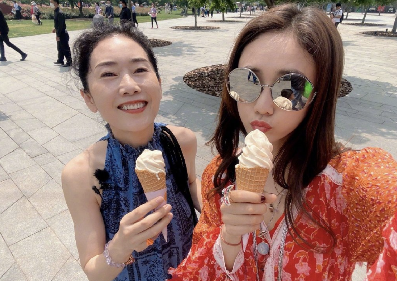 刘芸晒与63岁妈妈户外合影,母女秀高挑身材,同吃冰淇淋像姐妹花