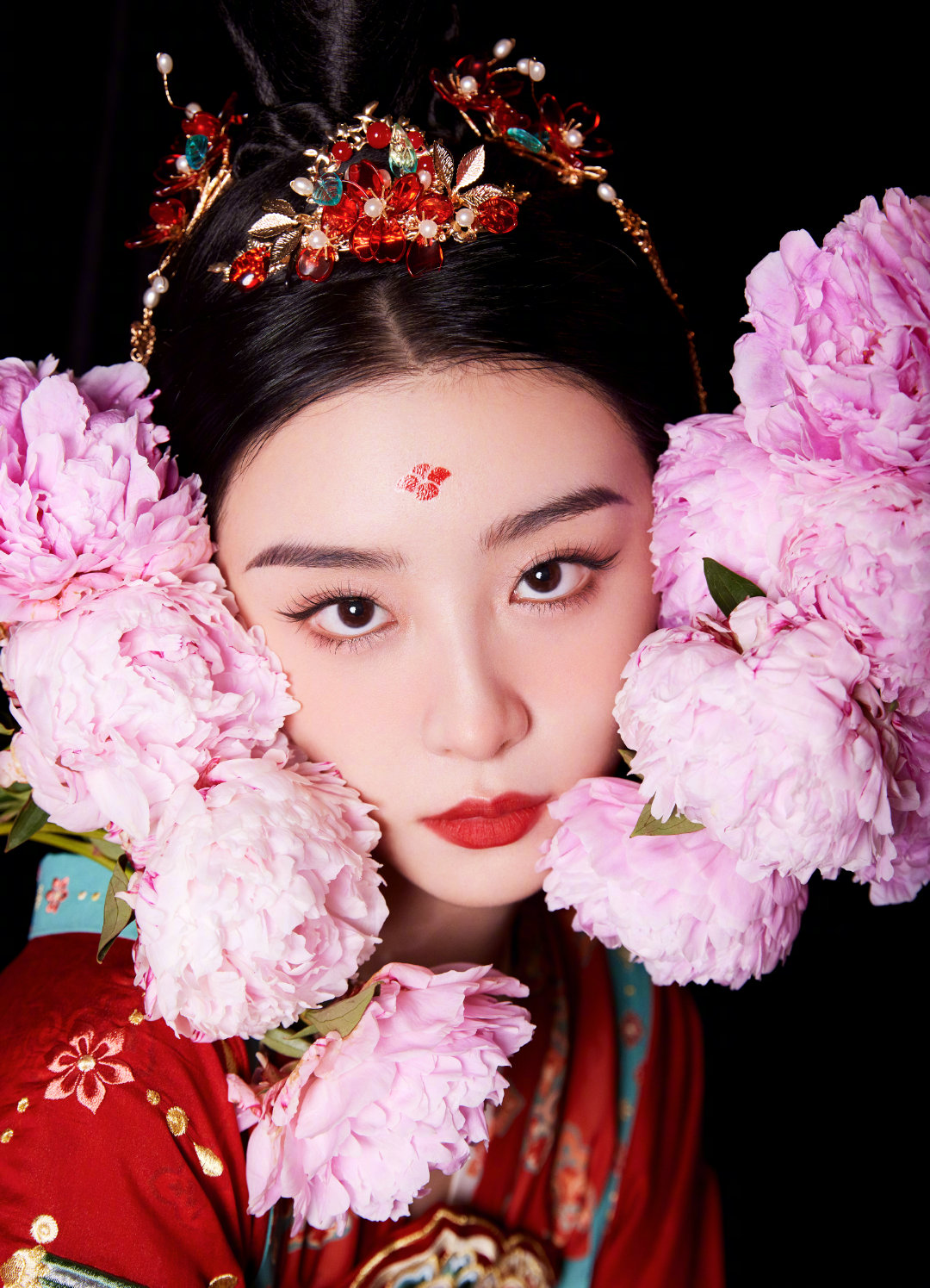 会狠狠爱一些红衣古风装扮的美女……__财经头条